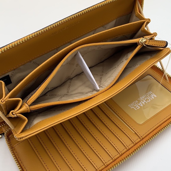 MICHAEL KORS LARGE TRAVEL CONTINENTAL WRISTLET WALLET MARIGOLD COLOR
NWT - Picture 14 of 16
